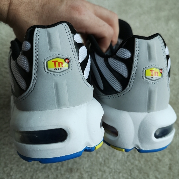 Nike AIR MAX PLUS GS 'PLATINUM BLACK RED - Picture 3 of 4